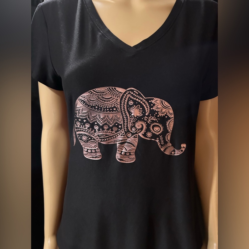 No Boundaries V-Neck T-Shirt with shimmering pink Elephant. Sz. M